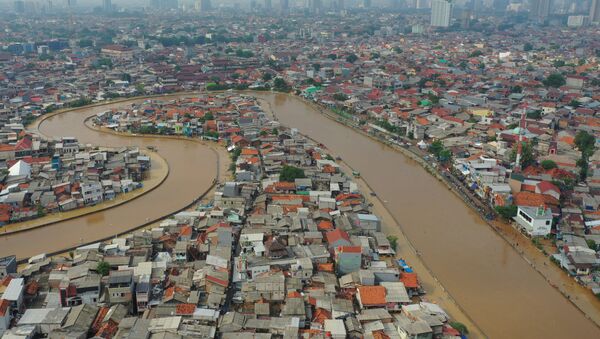 Аэрофотоснимок района, пострадавшего от наводнения, рядом с рекой Силивунг в Джакарте, Индонезия - 俄罗斯卫星通讯社