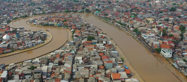 Аэрофотоснимок района, пострадавшего от наводнения, рядом с рекой Силивунг в Джакарте, Индонезия - 俄罗斯卫星通讯社
