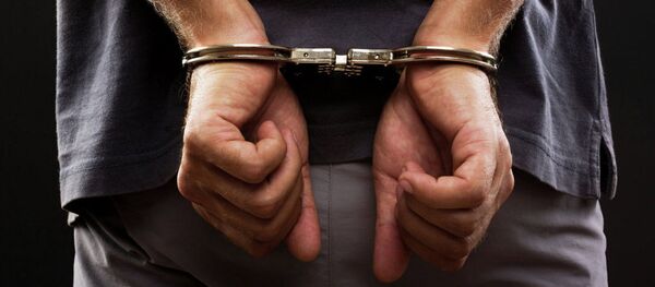 Мужчина в наручниках - 俄罗斯卫星通讯社