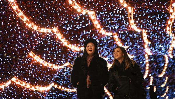 Девушки под аркой со светодиодами, установленной на Патриаршем мосту к Новому году - 俄羅斯衛星通訊社