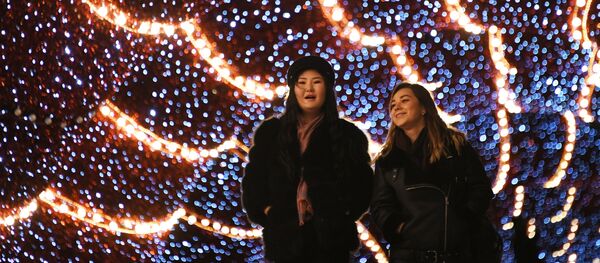 Девушки под аркой со светодиодами, установленной на Патриаршем мосту к Новому году Девушки под аркой со светодиодами, установленной на Патриаршем мосту к Новому году - 俄罗斯卫星通讯社