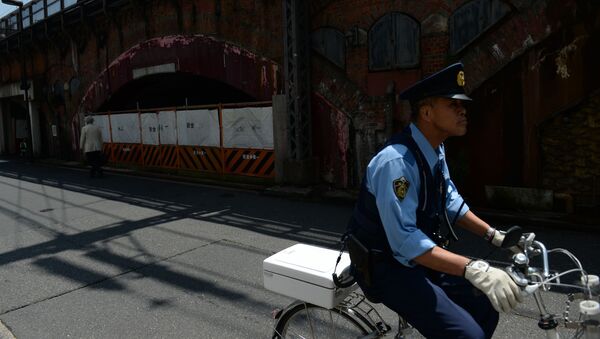 Полицейский едет на велосипеде по улице Токио. - 俄羅斯衛星通訊社