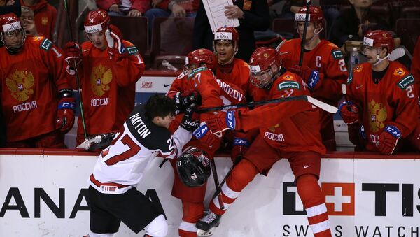 加拿大冰球队队长用冰球棍击打俄冰球队员面部 - 俄罗斯卫星通讯社