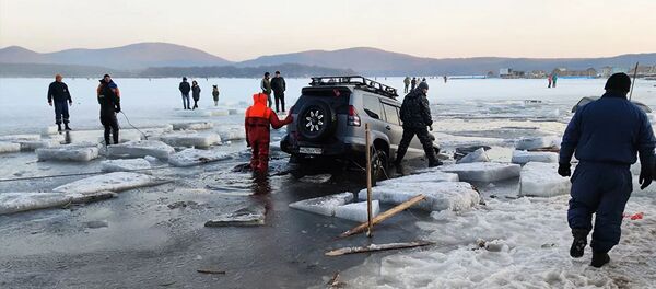 На месте происшествия в бухте Воевода на острове Русском во Владивостоке, где около 30 автомобилей рыбаков частично провалились под лед - 俄罗斯卫星通讯社
