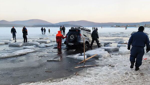 На месте происшествия в бухте Воевода на острове Русском во Владивостоке, где около 30 автомобилей рыбаков частично провалились под лед - 俄羅斯衛星通訊社