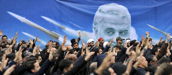 Антиамериканская демонстрация в Тегеране на фоне портрета генерала Касема Сулеймани, убитого во время авиаудара в Багдаде Антиамериканская демонстрация в Тегеране на фоне портрета генерала Касема Сулеймани, убитого во время авиаудара в Багдаде - 俄罗斯卫星通讯社