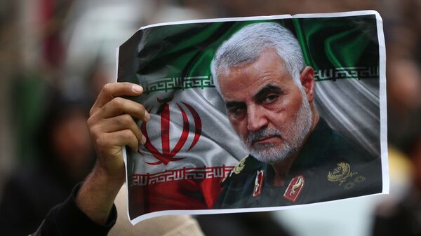 Мужчина держит портрет генерала Касема Сулеймани, убитого во время авиаудара в Багдаде, во время поминовения его в Тегеране, Иран - 俄羅斯衛星通訊社