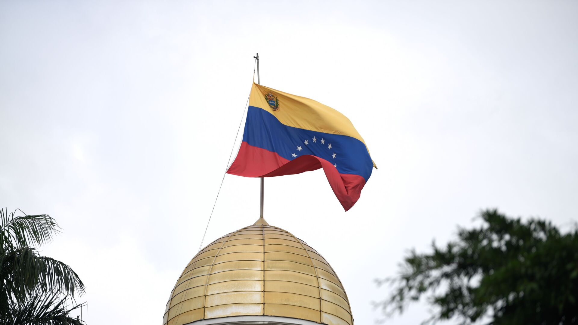 Флаг на здании Национальной ассамблеи Венесуэлы в Каракасе.  - 俄羅斯衛星通訊社, 1920, 14.08.2021