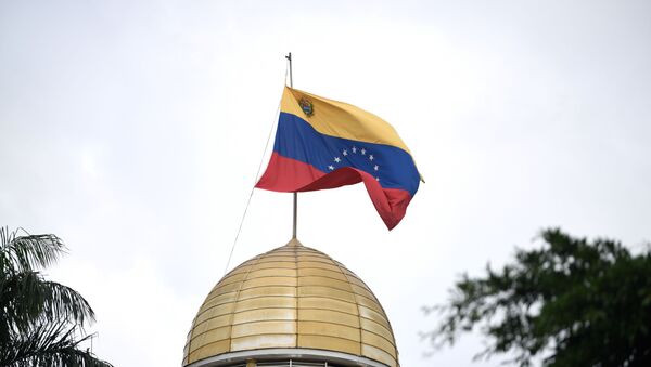 Флаг на здании Национальной ассамблеи Венесуэлы в Каракасе.  - 俄羅斯衛星通訊社