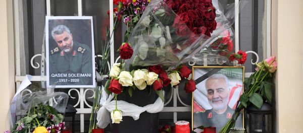 Цветы у посольства Исламской Республики Иран на Покровском бульваре в Москве после убийства генерала Касема Сулеймани. - 俄罗斯卫星通讯社