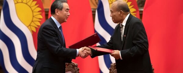 Премьер-министр КНР Ван И и президент Кирибати Танети Мамау в Пекине - 俄羅斯衛星通訊社