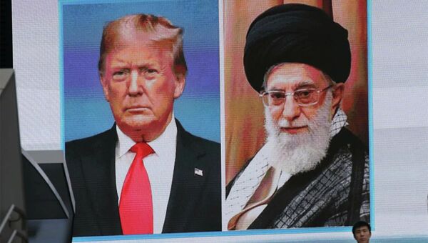 Портреты президента США Дональда Трампа и Верховного лидера Ирана Али Хаменеи  - 俄羅斯衛星通訊社
