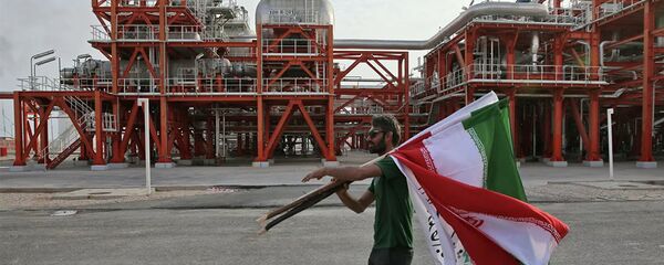 Мужчина с флагами Ирана - 俄罗斯卫星通讯社