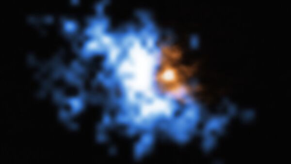 Ореол газообразного водорода (синий) окружает квазар (оранжевый) - 俄羅斯衛星通訊社