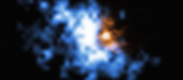 Ореол газообразного водорода (синий) окружает квазар (оранжевый) - 俄羅斯衛星通訊社