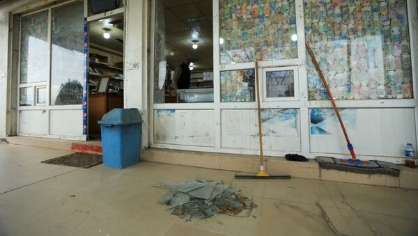 Окно магазина, разбитое взрывом иранской ракеты - 俄羅斯衛星通訊社