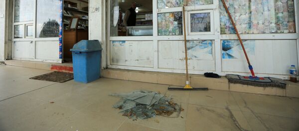 Окно магазина, разбитое взрывом иранской ракеты - 俄罗斯卫星通讯社