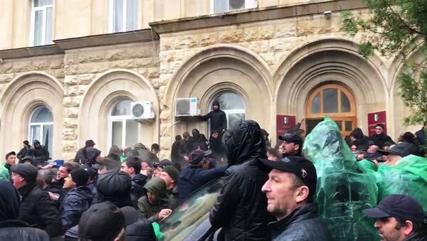 Абхазские оппозиционеры пытаются прорваться в здание администрации президента республики в Сухуме.  - 俄罗斯卫星通讯社