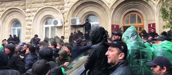 Абхазские оппозиционеры пытаются прорваться в здание администрации президента республики в Сухуме.  - 俄羅斯衛星通訊社