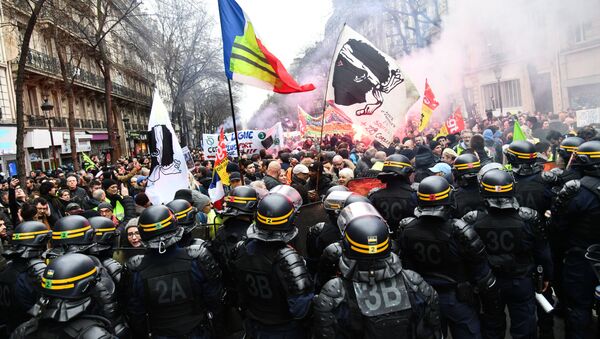  Полиция применила слезоточивый газ против противников пенсионной реформы в Париже - 俄罗斯卫星通讯社