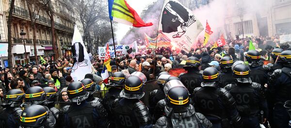 Полиция применила слезоточивый газ против противников пенсионной реформы в Париже Полиция применила слезоточивый газ против противников пенсионной реформы в Париже - 俄羅斯衛星通訊社