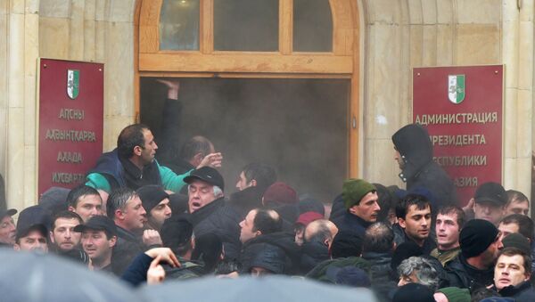 Протестующие штурмуют администрацию президента Абхазии - 俄罗斯卫星通讯社