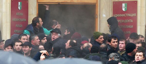 Протестующие штурмуют администрацию президента Абхазии - 俄罗斯卫星通讯社