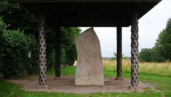 Рунический камень из Рёка (Rök runestone) - 俄羅斯衛星通訊社