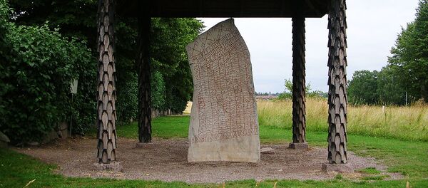 Рунический камень из Рёка (Rök runestone) - 俄罗斯卫星通讯社