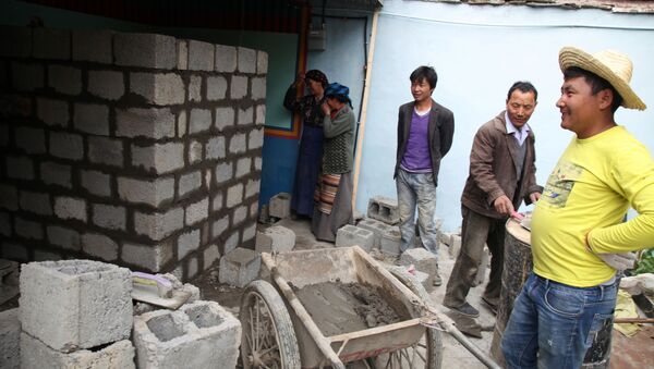 Местные рабочие во время строительства туалета в графстве Лхока - 俄罗斯卫星通讯社