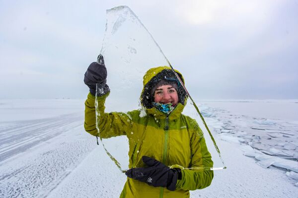 Девушка с куском льда на озере Байкал - 俄羅斯衛星通訊社