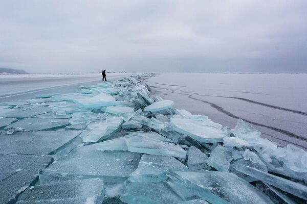 Лед на берегу озера Байкал - 俄罗斯卫星通讯社