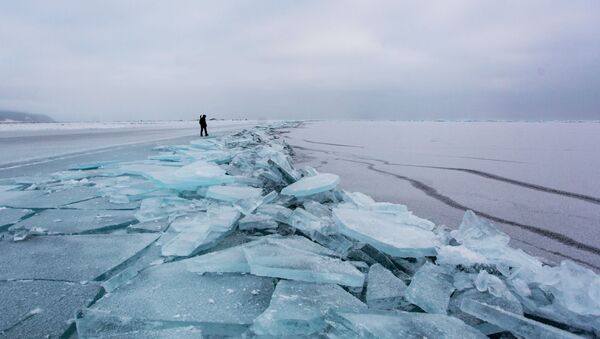 Лед на берегу озера Байкал - 俄罗斯卫星通讯社