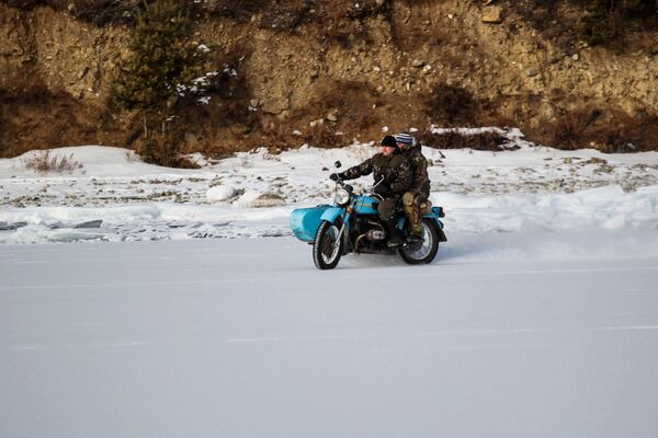 Местные жители едут на мотоцикле по берегу озера Байкал - 俄羅斯衛星通訊社