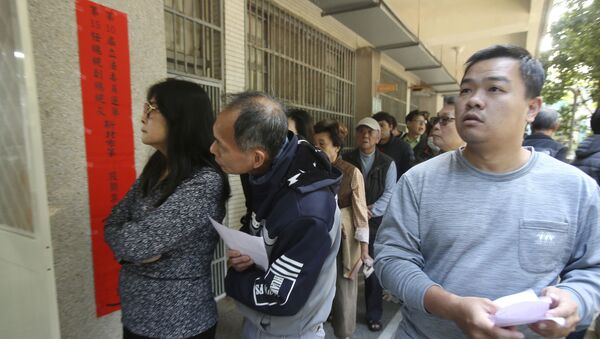 Taiwanese people line up to cast their ballot  - 俄罗斯卫星通讯社