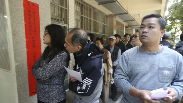 Taiwanese people line up to cast their ballot Taiwanese people line up to cast their ballot - 俄羅斯衛星通訊社
