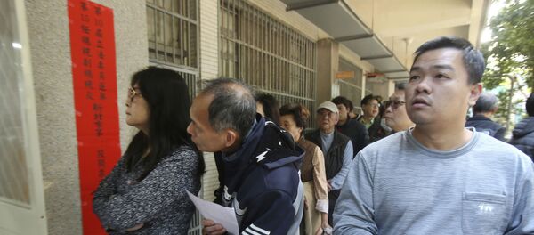 Taiwanese people line up to cast their ballot  - 俄罗斯卫星通讯社