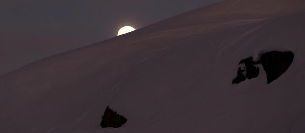 Ледник Презена на фоне полной луны в Италии  - 俄罗斯卫星通讯社