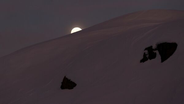 Ледник Презена на фоне полной луны в Италии  - 俄罗斯卫星通讯社