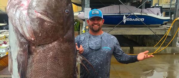 Рыбак поймал на удочку 159-килограммовую рыбу размером с человека - 俄罗斯卫星通讯社