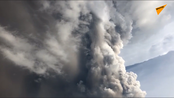 菲律宾塔尔火山喷出的火山灰高达1公里 - 俄罗斯卫星通讯社