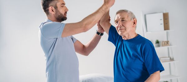 Терапевт делает массаж пожилому пациенту - 俄罗斯卫星通讯社