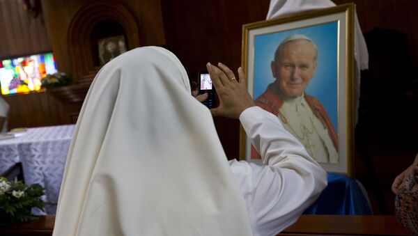 Монахиня на фоне портрета Папы Римского Иоанна Павла II - 俄罗斯卫星通讯社