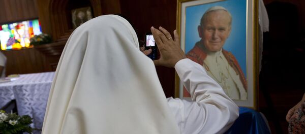 Монахиня на фоне портрета Папы Римского Иоанна Павла II - 俄罗斯卫星通讯社