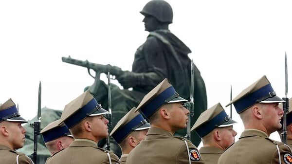 Военнослужащие польской армии у памятника воинам Советской Армии в Варшаве - 俄罗斯卫星通讯社