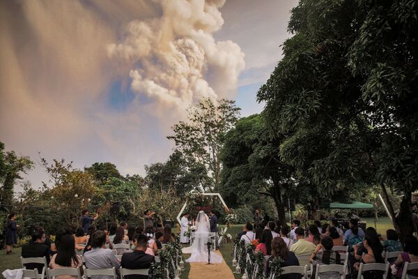 Свадебная церемония на фоне извержения вулкана Тааль на Филиппинах  - 俄罗斯卫星通讯社