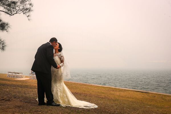 Свадебная церемония во время смога от природных пожаров в Сиднее  - 俄羅斯衛星通訊社