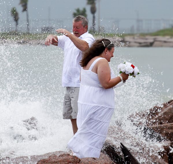 Пара во время церемонии укрепления супружеских уз перед штормом в Техасе  - 俄羅斯衛星通訊社