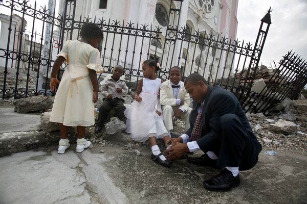Подготовка к свадьбе в разрушенном храме после землетрясения на Гаити  - 俄罗斯卫星通讯社