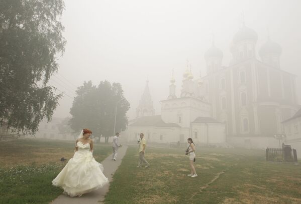 Невеста во время сильного смога от лесных пожаров в Рязани  - 俄罗斯卫星通讯社